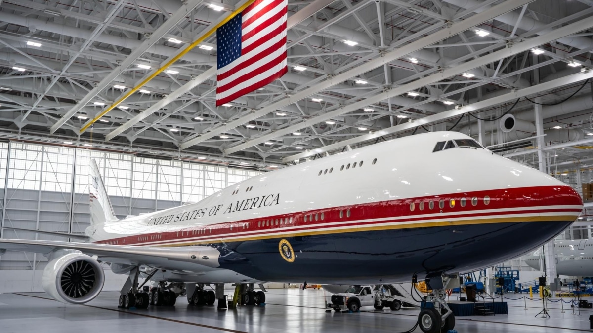 Fotografía difundida por la Fuerza Área de EE.UU. del nuevo Air Force One, un Boeing 747-8, en su primera exhibición pública.