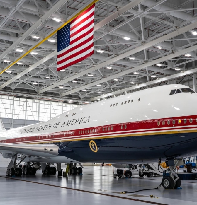 Trump presenta el nuevo 'Air Force One' que le regaló Qatar: "Es el avión más lujoso del mundo"