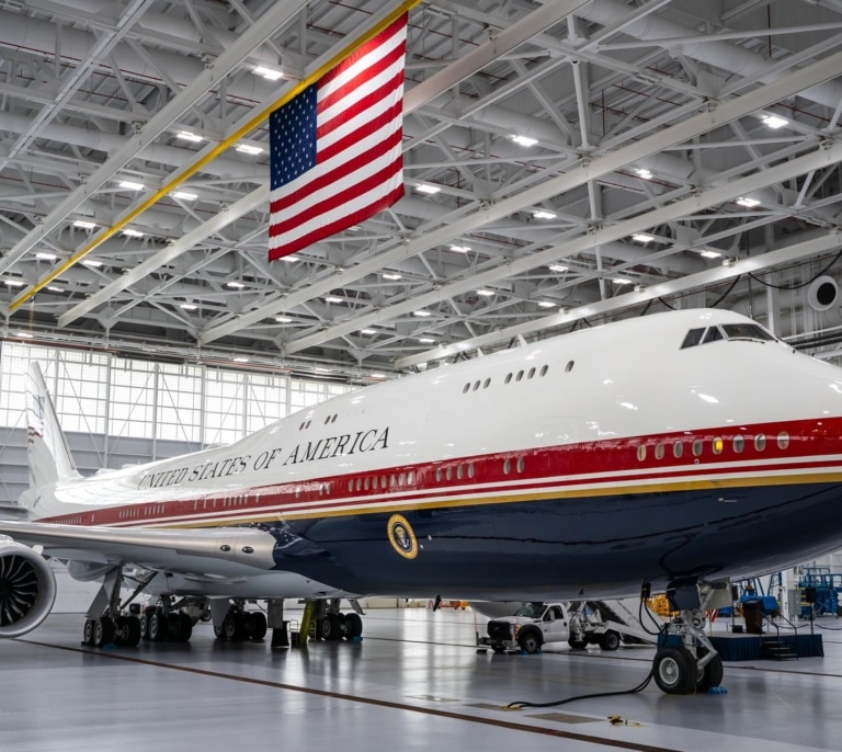 Trump presenta el nuevo 'Air Force One' que le regaló Qatar: "Es el avión más lujoso del mundo"