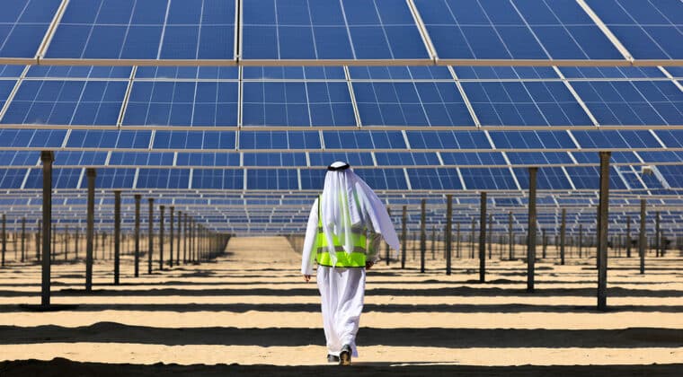 Un trabajador en la planta solar de Al Dhafra