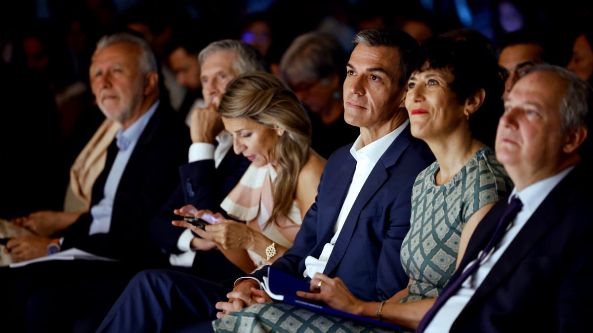 MADRID (ESPAÑA), 30/06/2026.- El presidente del Gobierno, Pedro Sánchez (c) junto con la ministra de Inclusión, Seguridad Social y Migraciones, Elma Saiz (2d), el ministro de Industria, Turismo y Comercio, Jordi Hereu (d), el ministro del Interior, Fernando Grande-Marlaska (2i) y el ministro de Política Territorial, Ángel Víctor Torres (i) durante la presentación este martes del Plan de Integración y Ciudadanía y de la campaña institucional ¿De dónde vienen? Vienen de hacer país celebrada en Madrid. EFE/ Chema Moya