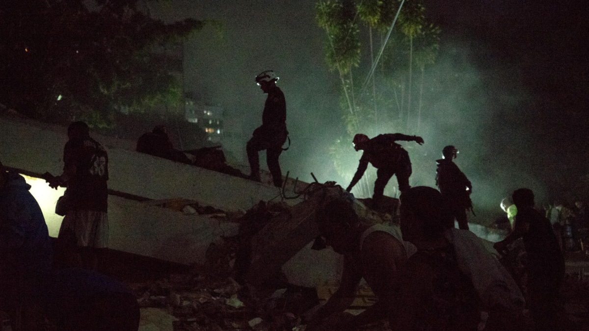 Integrantes de cuerpos de emergencia buscan víctimas este miércoles, luego de dos fuertes terremotos sacudieron el Caribe venezolano en Caracas (Venezuela).
