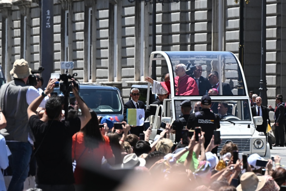 El papa León XIV saluda a los fieles al inicio de su recorrido por el centro de Madrid en el papamóvil