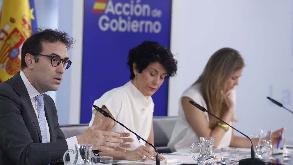 MADRID, 29/06/2026.- La ministra de Inclusión, Seguridad Social y Migraciones y portavoz, Elma Saiz (c), el vicepresidente primero y ministro de Economía, Carlos Cuerpo y la vicepresidenta tercera y ministra para la Transición Ecológica y el Reto Demográfico, Sara Aagesen, durante la rueda de presa posterior a la reunión excepcional del Consejo de Ministros, este lunes en Moncloa, para aprobar un decreto ley que prorroga durante tres meses las medidas del llamado escudo social con el que el Gobierno quiere mitigar los efectos de la guerra de Irán en empresas y ciudadanos por la subida de precios y costes. EFE/ Javier Lizon