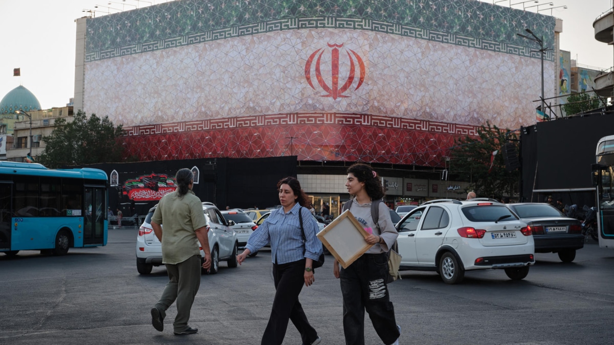 Un mural con la bandera de Irán en una plaza de Teherán