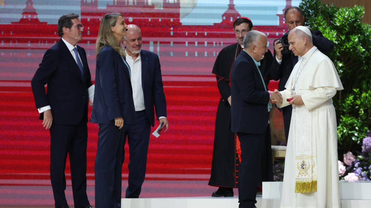 El papa saluda a Pepe Álvarez, secretario general de UGT, durante el encuentro en el Movistar Arena.