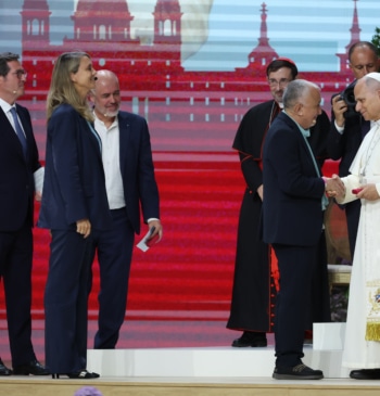 El papa consigue que sindicatos y patronal aparquen sus diferencias, con Yolanda [...]