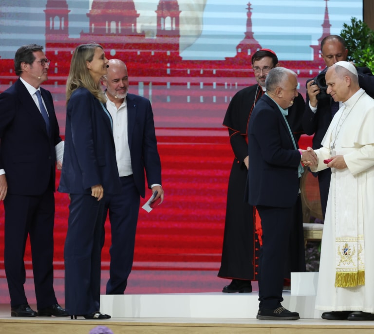 El papa consigue que sindicatos y patronal aparquen sus diferencias, con Yolanda Díaz como testigo