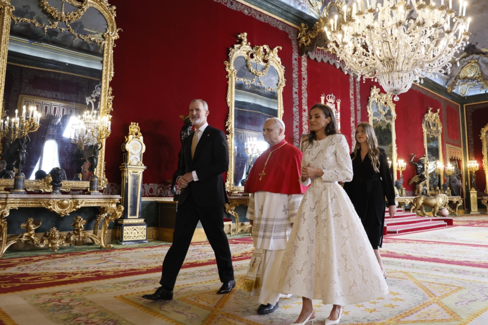 El papa León XIV acompañado de los reyes Felipe y Letizia, la princesa Leonor y la infanta Sofía durante la ceremonia de bienvenida al Sumo Pontífice en el Palacio Real