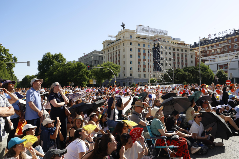 Miles de personas han esperado desde primera hora de la mañana para ver a León XIV en la Plaza de Cibeles