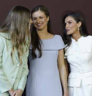 La reina Letizia, con vestido blanco de dos piezas para la misa [...]