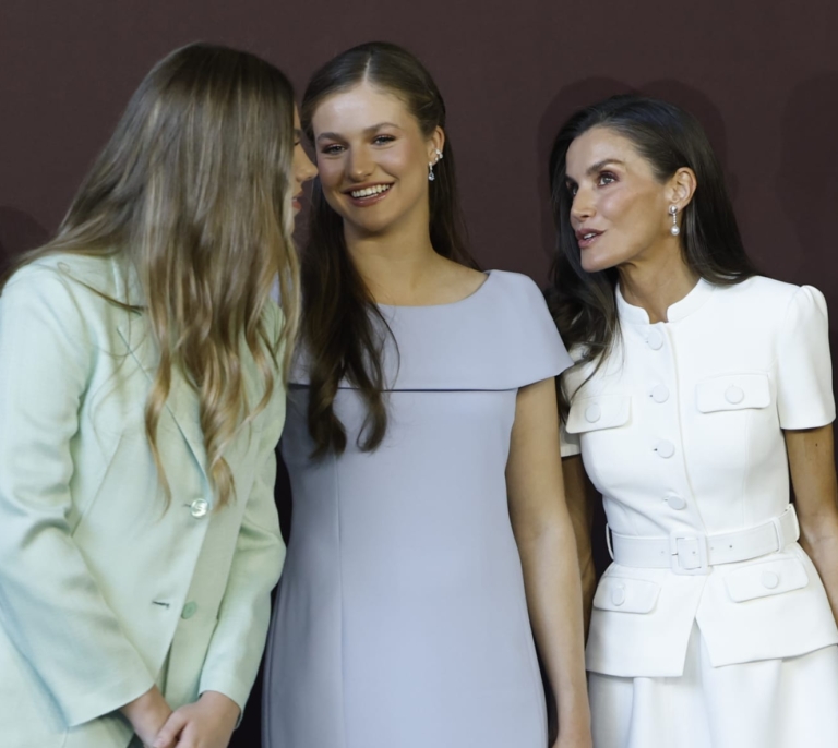 La reina Letizia, con vestido blanco de dos piezas para la misa del papa en Cibeles