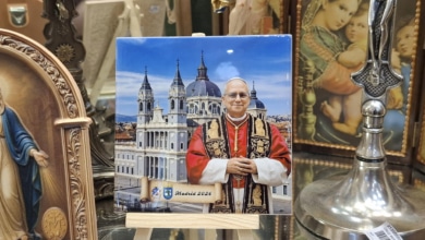 Rosarios, camisetas y tazas: así se multiplica el merchandising del papa