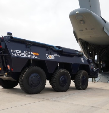 Así es el A400M que transporta los blindados de la Policía para [...]