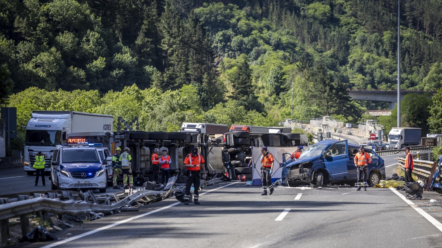 Cinco policías forales de Navarra mueren en un grave accidente en la AP-8 en Elgoibar