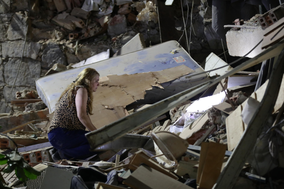 Una persona observa entre los escombros este miércoles, luego de dos fuertes terremotos sacudieron el Caribe venezolano en Caracas (Venezuela).