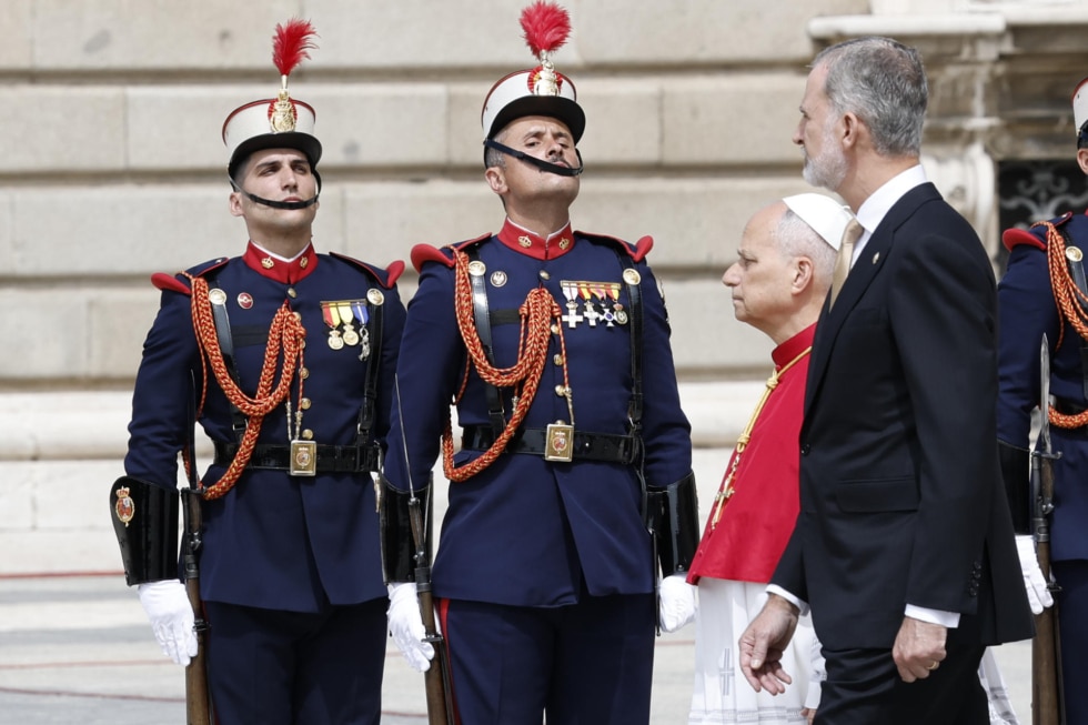 El papa León XIV, junto al rey Felipe VI, en la Plaza de la Armería del Palacio Real