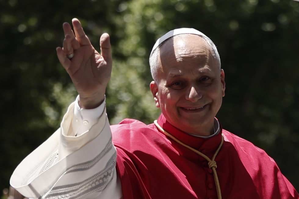 El papa León XIV saluda a los fieles al inicio de su recorrido por el centro de Madrid en el papamóvil