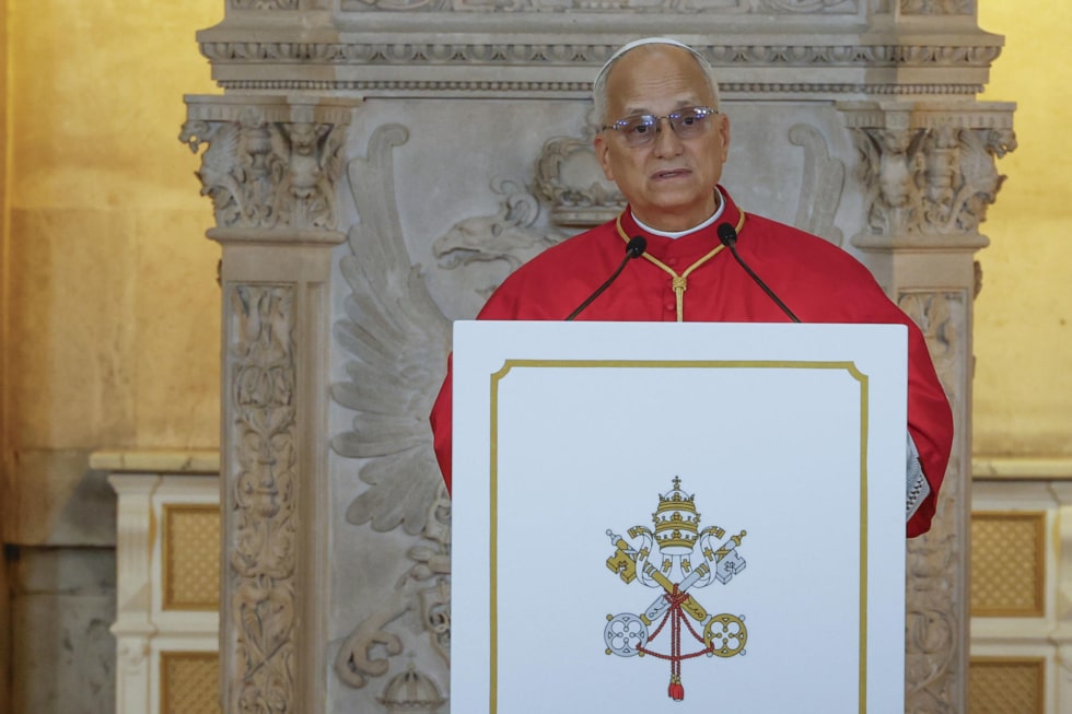 El papa León XIV pronuncia un discurso en el Salón de las Columnas