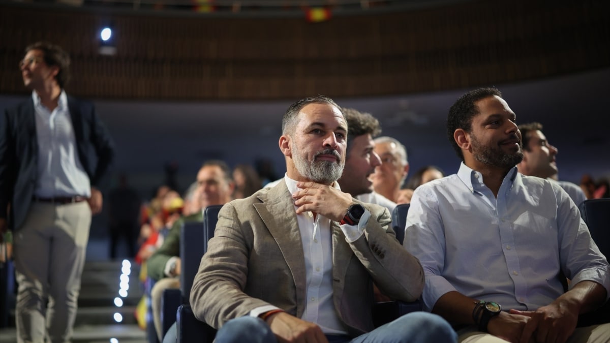 El presidente de Vox, Santiago Abascal (c), y el secretario general de Vox, Ignacio Garriga (d), durante la Asamblea Ordinaria de Vox 2026, el auditorio Mutua Madrileña, este sábado