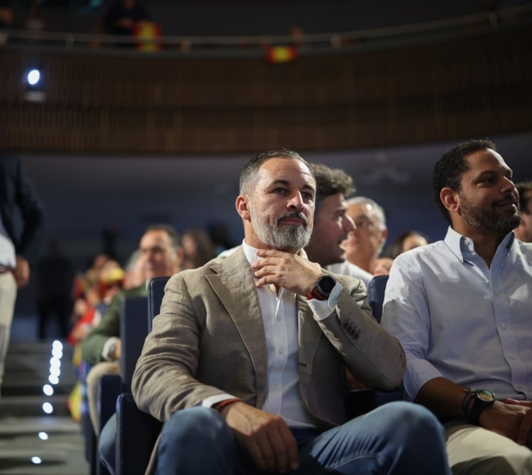 Abascal pide a los suyos respeto al PP y a los acuerdos, pero amenaza: "Si no se cumplen, os pido valentía para salir de los gobiernos"