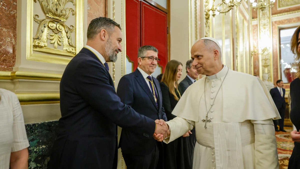 El papa León XIV saluda al presidente de Vox, Santiago Abascal, durante la recepción del lunes en el Congreso de los Diputados