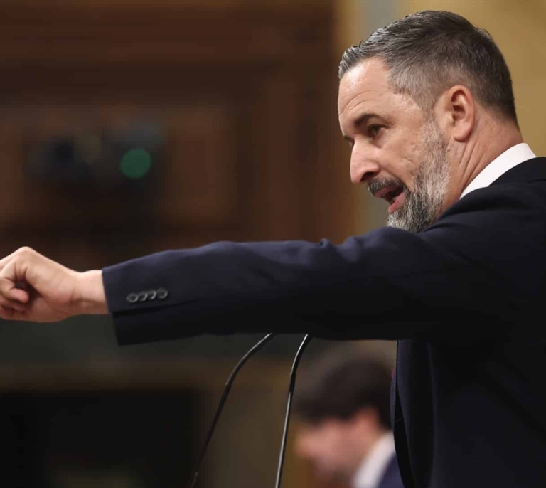 La 'motosierra' de Vox: su programa de desregularización plantea quitar de las empresas los planes de igualdad, LGTBI o el registro horario