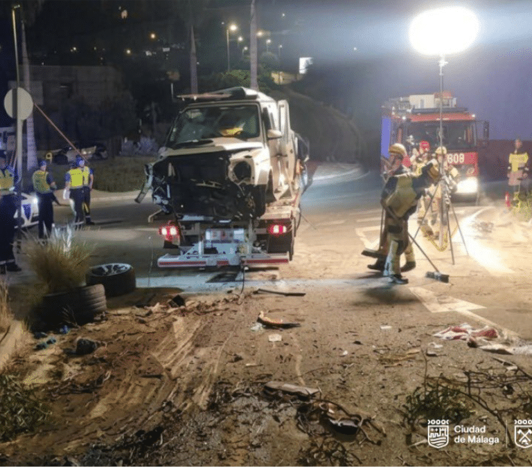 Madrugada trágica en las carreteras: cuatro muertos en un choque múltiple en Castellón y tres en Málaga tras despeñarse por un barranco de la A-7