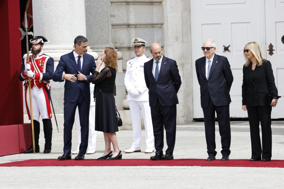 El presidente del Gobierno, Pedro Sánchez (i), junto a la presidenta de Congreso, Francina Armengol (2i); el presidente del Senado, Pedro Rollán; el presidente del Tribunal Constitucional, Cándido Conde-Pumpido, y la presidenta del Tribunal Supremo y del Consejo General del Poder Judicial, Isabel Perelló, esperan la llegada del papa León XIV en el Palacio Real