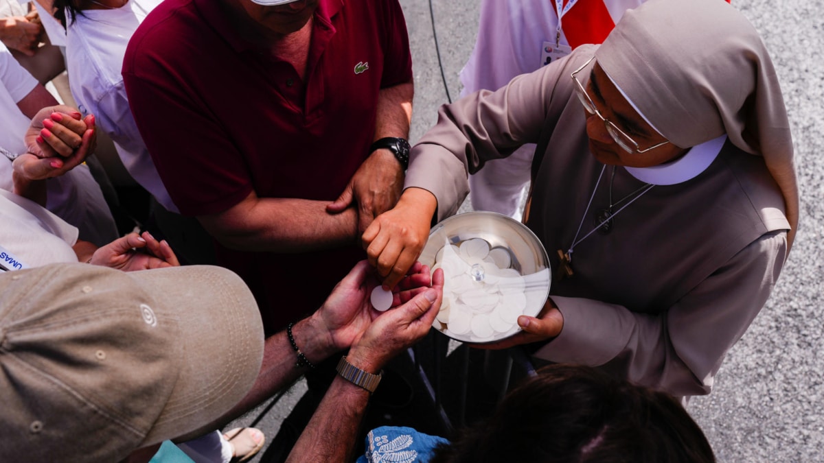 Los fieles reciben la eucaristía durante la misa celebrada en Cibeles por el papa León XIV