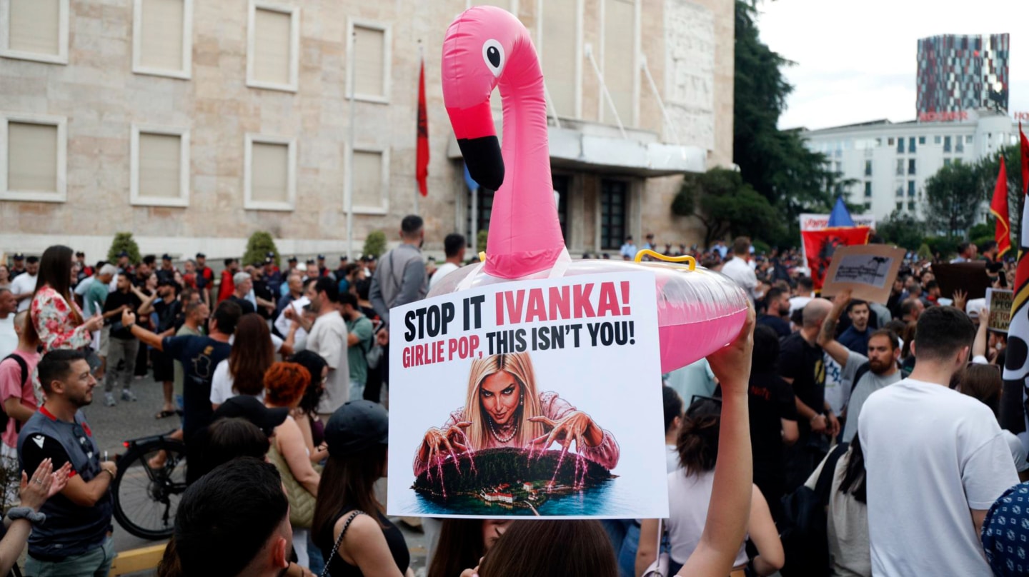 Manifestantes marchan durante una concentración en Tirana contra un proyecto turístico costero vinculado a Jared Kushner y a Ivanka Trump.