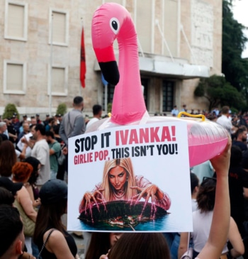 La revolución del flamenco: Albania se rebela contra el hotel de Ivanka [...]