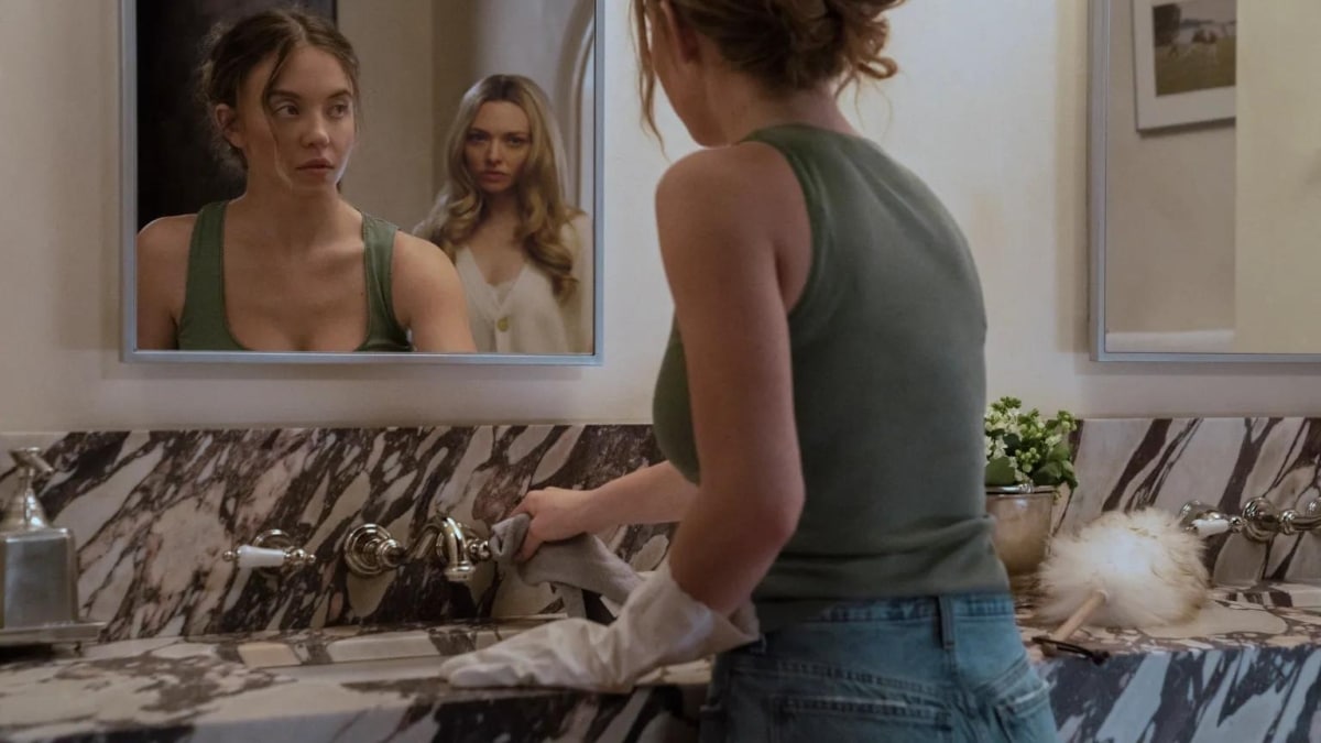 Amanda Seyfried y Sydney Sweeney en una escena de 'La asistenta'