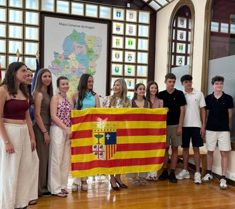 Aragón despide a sus expedicionarios de la Ruta Quetzal con la entrega de su bandera