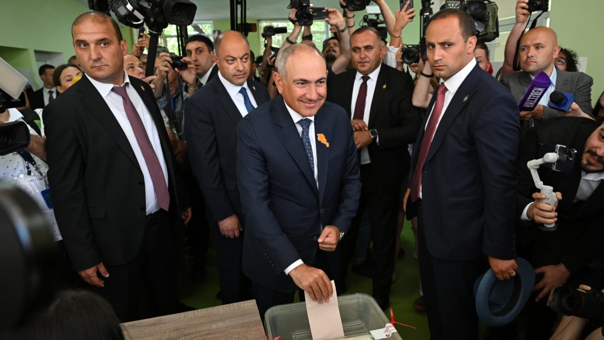 El primer ministro de Armenia, Nikol Pashinián, durante la jornada electoral.