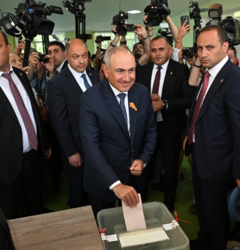 El candidato proeuropeo gana las elecciones en Armenia a pesar de la [...]
