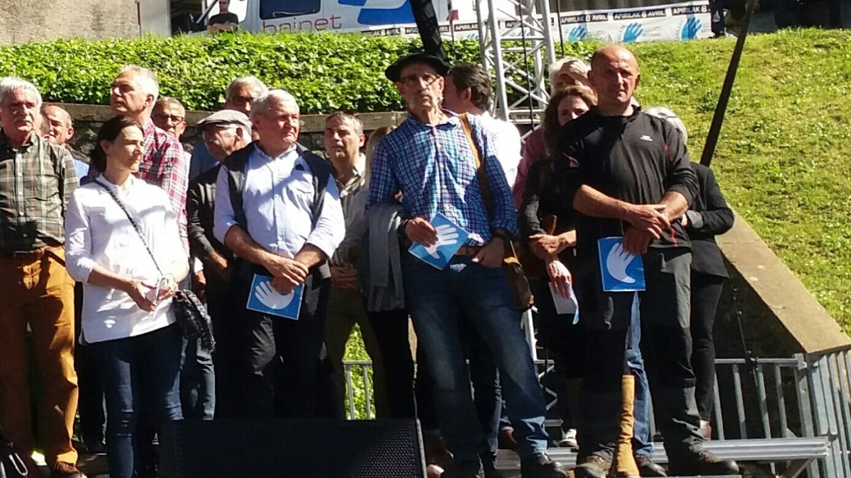 Josu Zabarte, el 'carnicero de Mondragón, en el centro de la imagen durante el acto de desarme de ETA celebrado en Bayona en 2014.