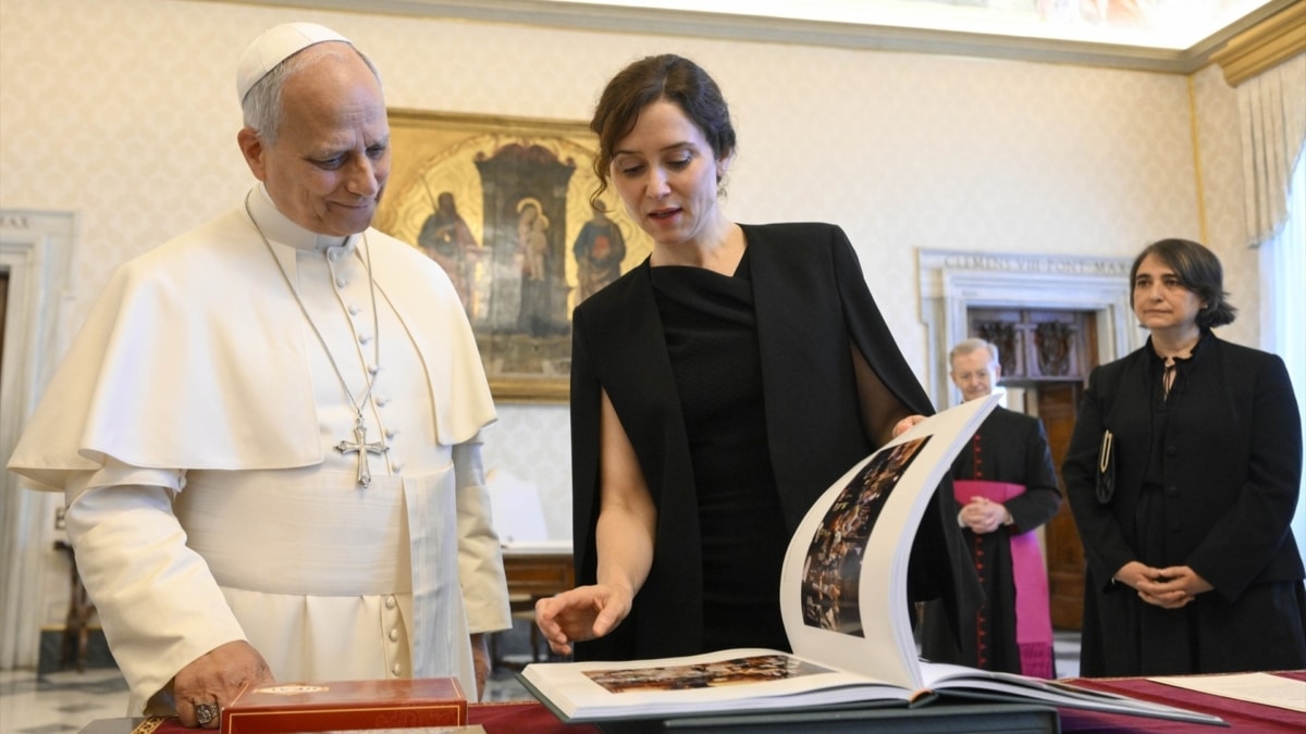 Isabel Díaz Ayuso junto al Papa León XIV.