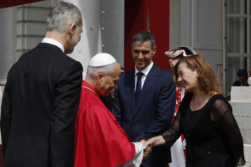 Pedro Sánchez y la presidenta del Congreso, Francina Armengol, saludan al papa León XIV en la Plaza de la Armería del Palacio Real, donde tiene lugar la ceremonia de bienvenida al Sumo Pontífice