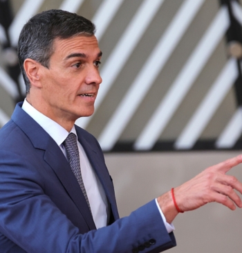 Sánchez revela que sigue en contacto con Zapatero, se reafirma en su [...]