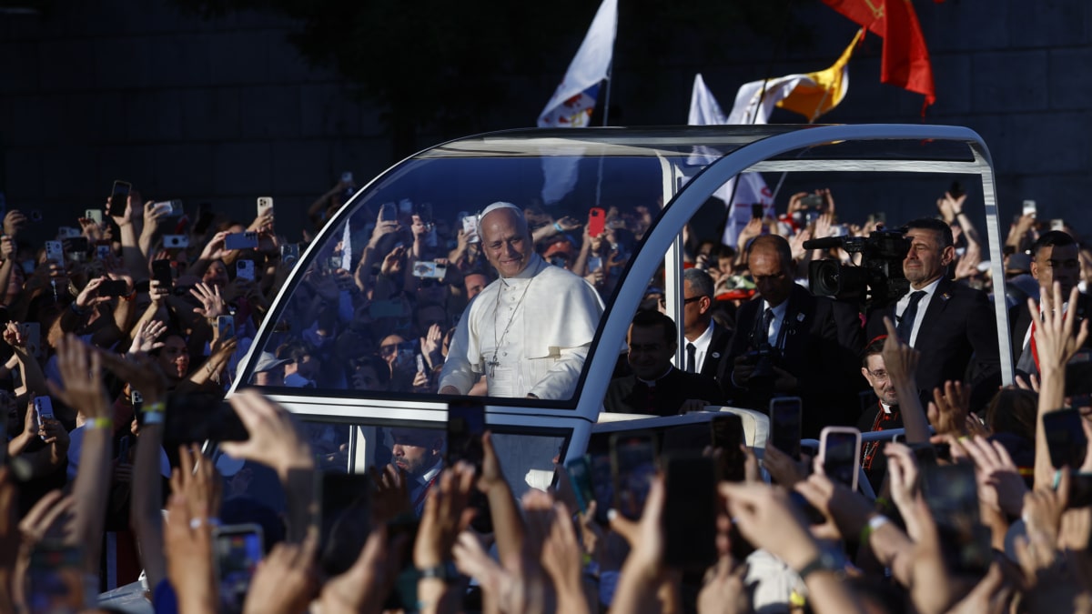 El papa León XIV saluda a los fieles en su recorrido por Madrid en el papamóvil para dirigirse a la Plaza de Lima.