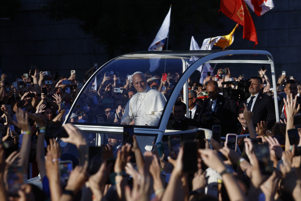 El papa León XIV saluda a los fieles en su recorrido por Madrid en el papamóvil para dirigirse a la Plaza de Lima.