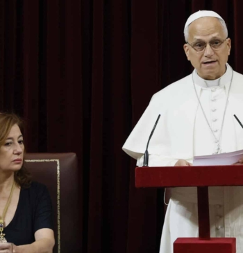 El Papa critica en el Congreso el aborto y el rearme y [...]