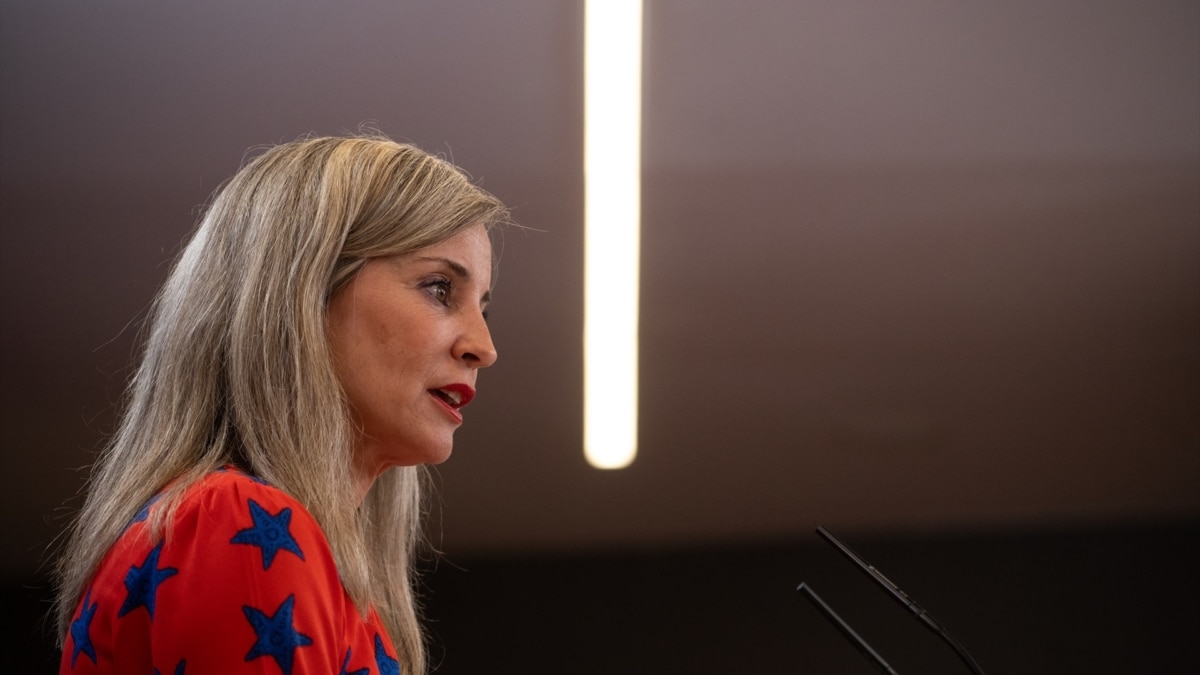 La portavoz de Sumar en el Congreso, Verónica Martínez, durante una rueda de prensa en el Congreso de los Diputados, este martes
