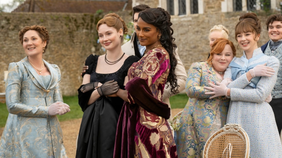 Nicola Coughlan (Penelope) y Simone Ashley (Kate) en la última temporada de 'Los Bridgerton' junto al resto de protagonistas