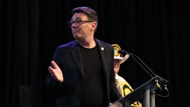 Andy Burnham consigue el escaño que le permite retar a Starmer por el Gobierno británico