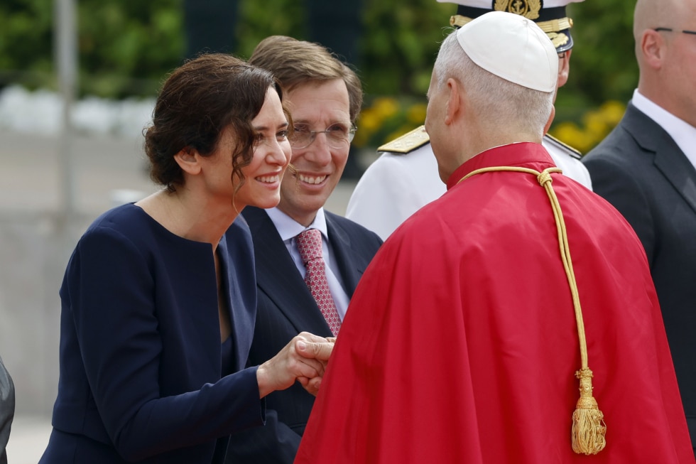 La presidenta de la Comunidad de Madrid, Isabel Díaz Ayuso (i) junto al alcalde de Madrid, José Luis Martínez-Almeida (d), saludan al papa León XIV.