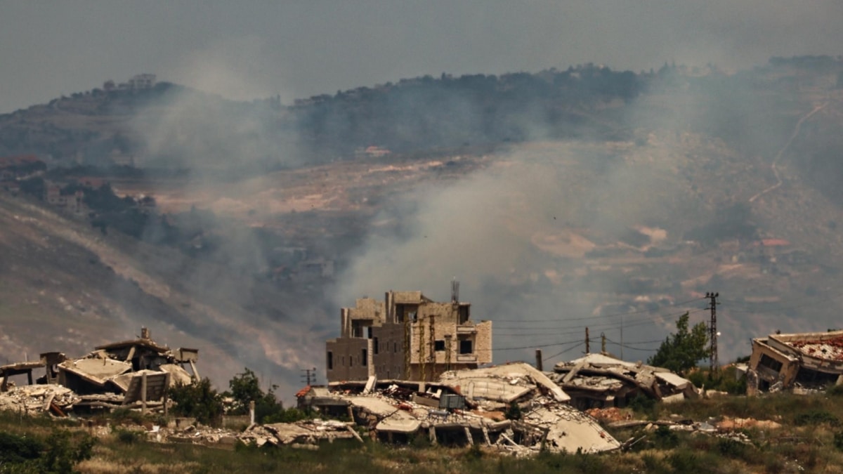 Israel y Hizbulá acuerdan un alto el fuego mientras continúan los ataques en la frontera