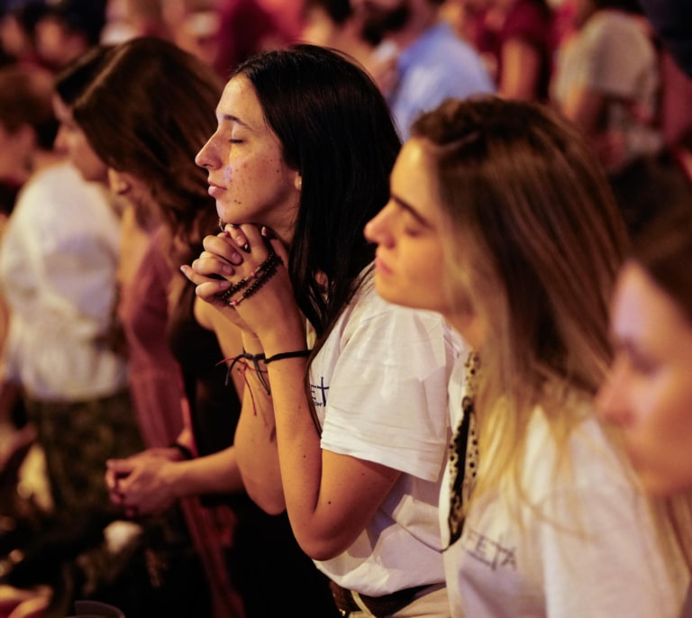 30 horas con los jóvenes para ver al Papa: sofocos, 'helicópteros mudos' y una siesta en plena Cibeles
