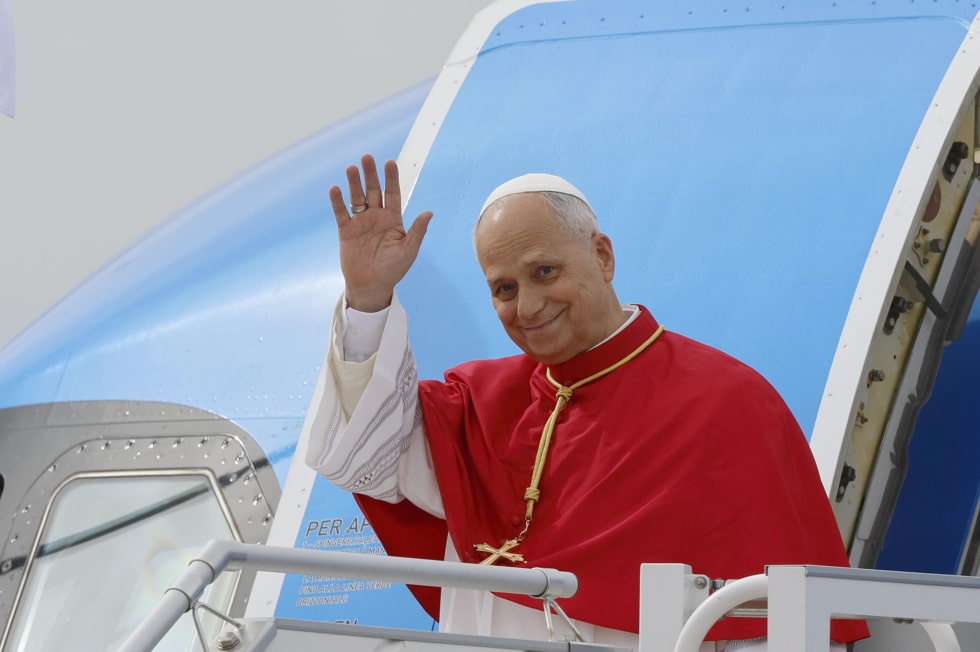 El papa León XIV saluda a su llegada al aeropuerto de Adolfo Suárez Madrid-Barajas